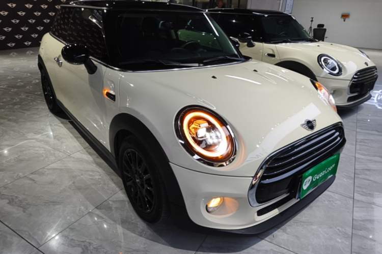 Used MINI 2018 1.5T COOPER Classic Edition Front Right 45 Deg
