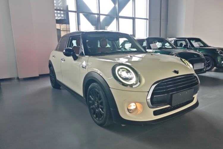 Used MINI 2018 1.5T COOPER Classic Edition Five-Door Version Front Right 45 Deg