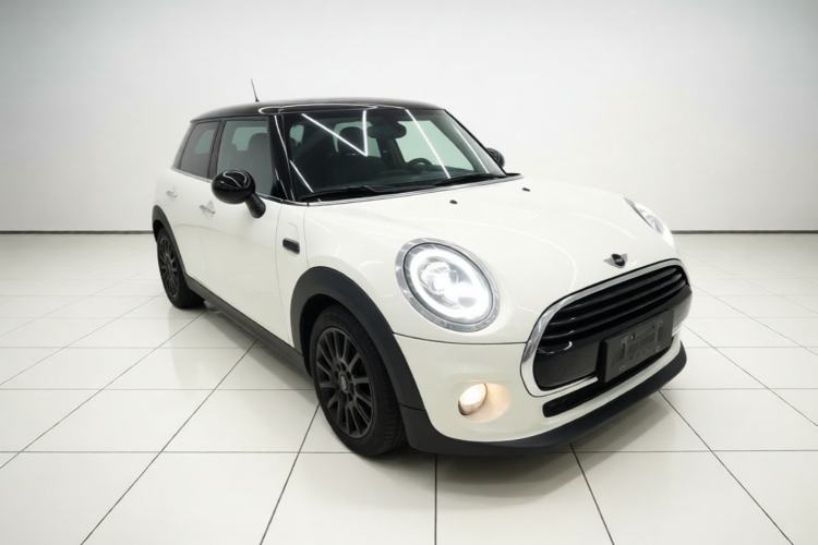Used MINI 2018 1.5T COOPER Classic Edition Five-Door Version Front Right 45 Deg