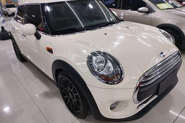 Used MINI  Front Right 45 Deg