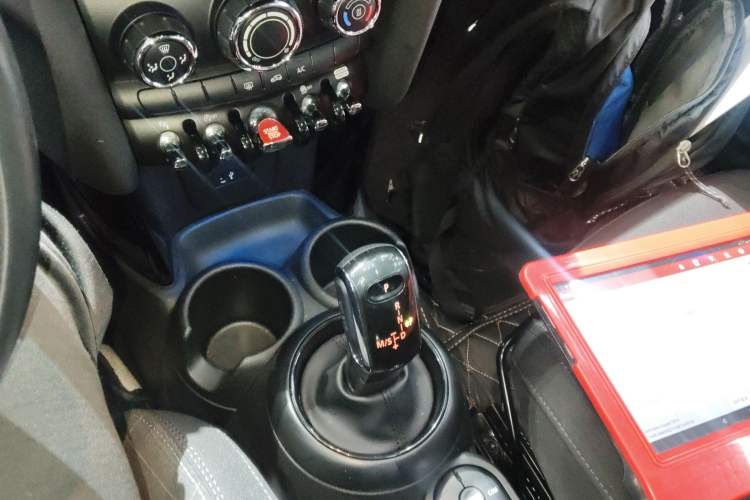 Used MINI 2018 1.5T COOPER Classic Edition Five-Door Version Gear Lever