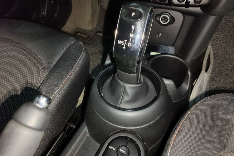Used MINI 2018 1.5T ONE Five-Door Edition Gear Lever