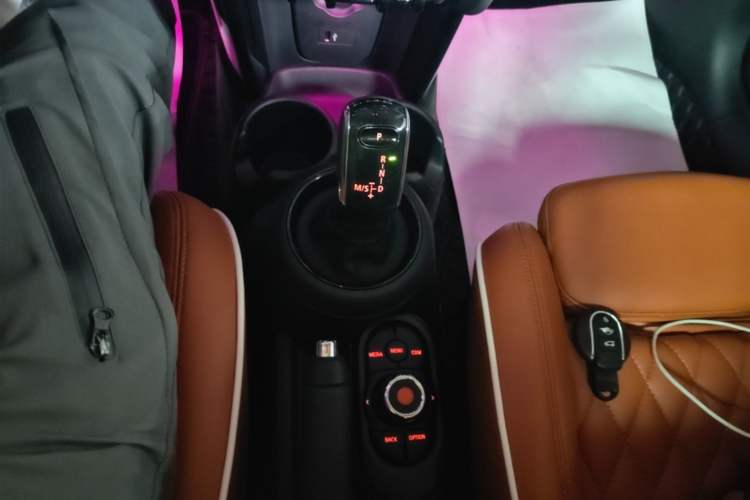 Used MINI 2018 1.5T COOPER Classic Edition Five-Door Version Gear Lever