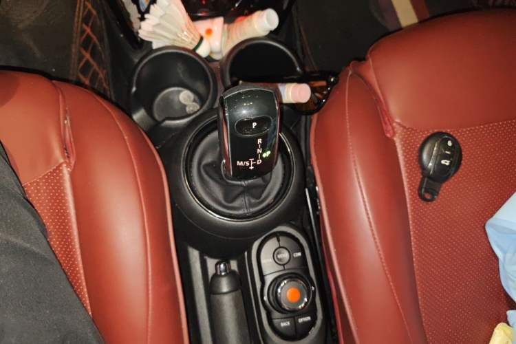 Used MINI 2018 1.5T COOPER Classic Edition Five-Door Version Gear Lever