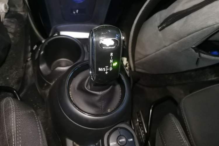 Used MINI 2018 1.5T COOPER Classic Edition Five-Door Version Gear Lever