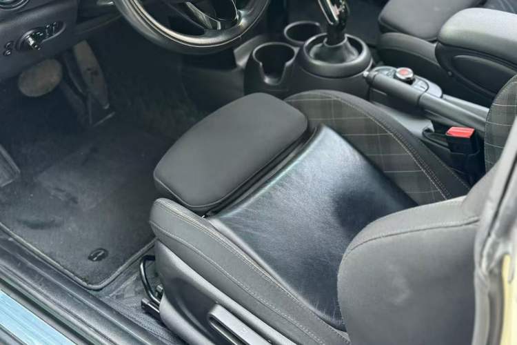 Used MINI 2018 1.5T COOPER Classic Edition Interior 2