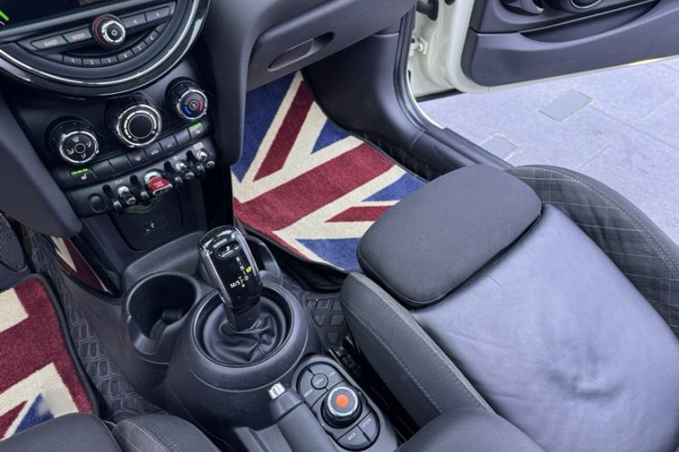 Used MINI 2018 1.5T COOPER Classic Edition Interior 2