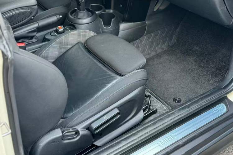 Used MINI 2018 1.5T COOPER Classic Edition Interior 3