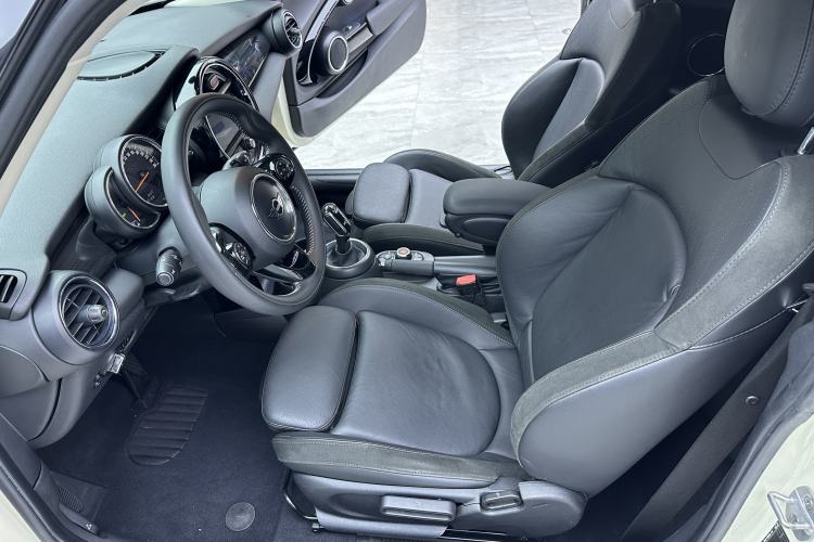 Used MINI 2018 1.5T COOPER Artist Interior 3