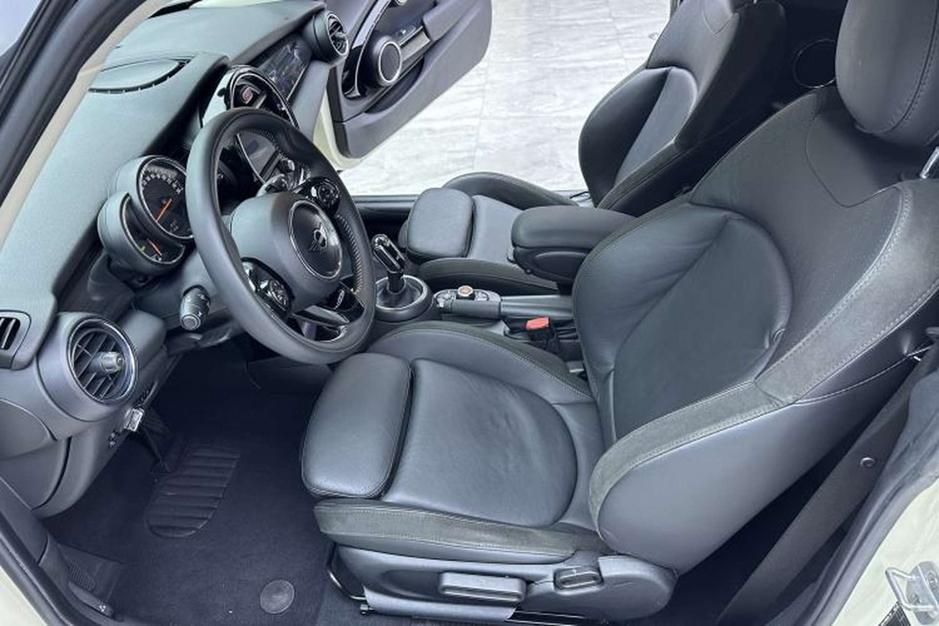 Used MINI 2018 1.5T COOPER Artist Interior 3