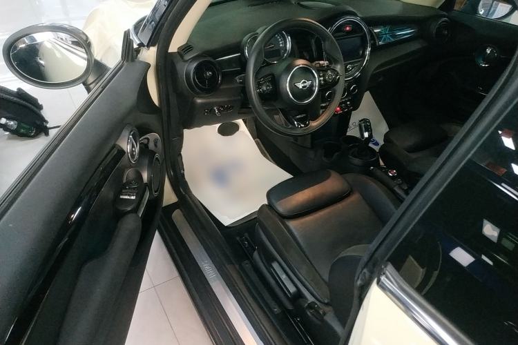 Used MINI 2018 1.5T COOPER Artist Interior 3