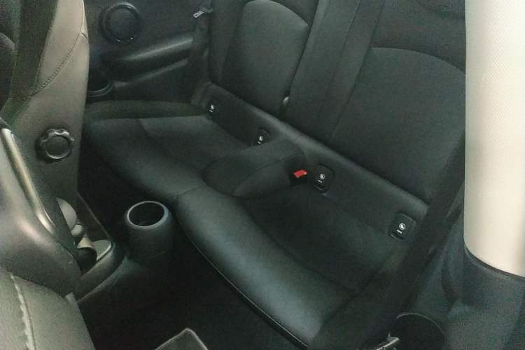 Used MINI 2018 1.5T COOPER Artist Interior 4