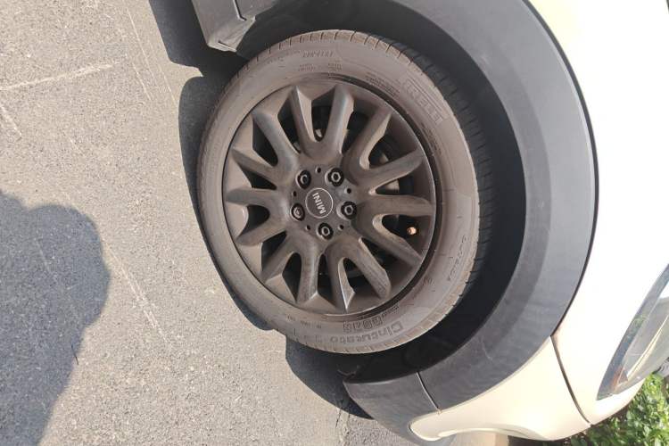 Used MINI 2018 1.5T ONE PLUS Five-Door Edition Right Front Wheel Hub
