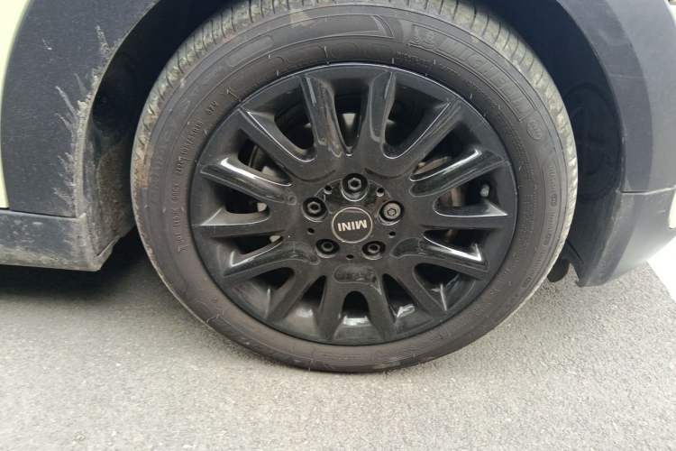 Used MINI 2018 1.5T ONE PLUS Five-Door Edition Right Front Wheel Hub