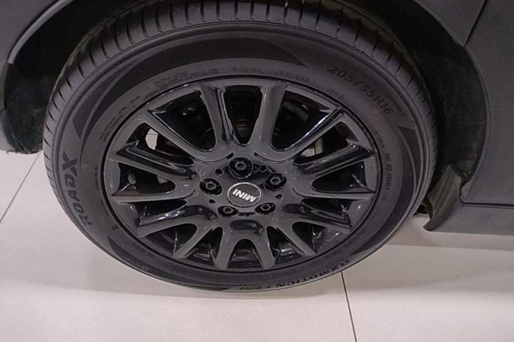 Used MINI  Right Rear Wheel Hub
