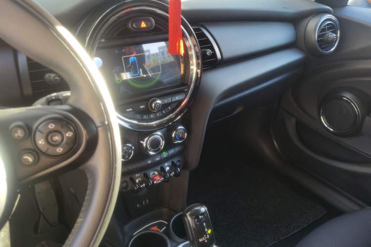Used MINI 2018 1.5T ONE PLUS Five-Door Edition Audio And AC Panel