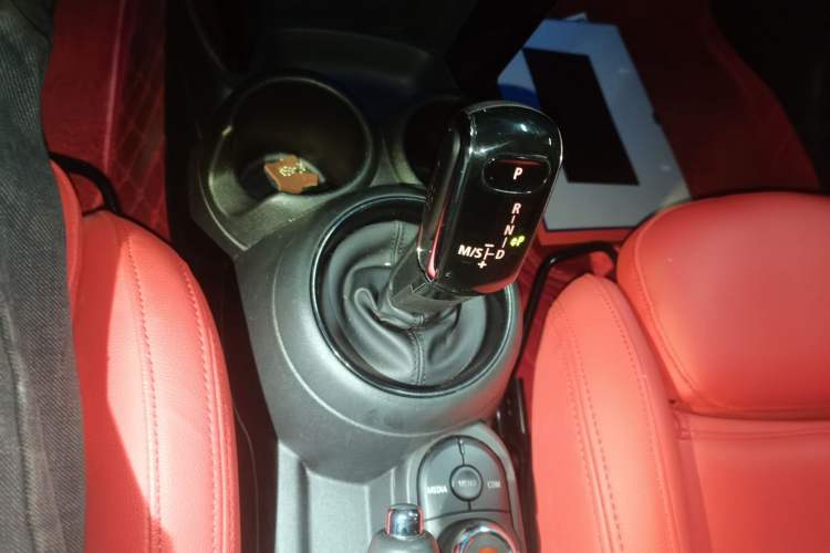 Used MINI 2018 1.5T COOPER Classic Edition Five-Door Version Gear Lever