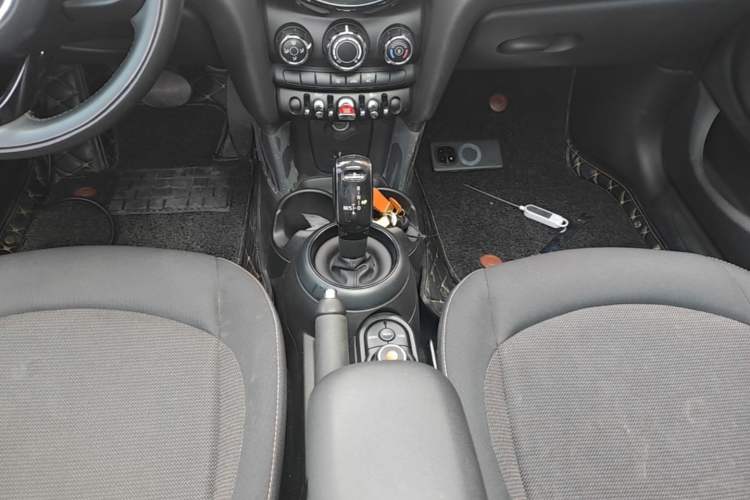 Used MINI 2018 1.5T ONE Five-Door Edition Gear Lever