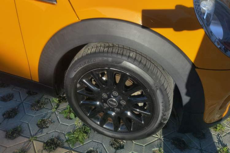 Used MINI 2018 1.5T ONE PLUS Five-Door Edition Right Front Wheel Hub