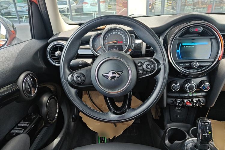 Used MINI 2018 1.5T ONE PLUS Five-Door Edition Steering Wheel