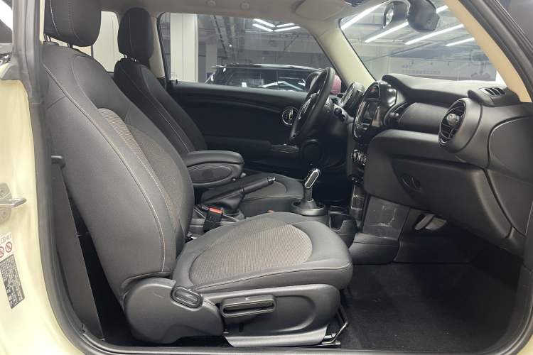Used MINI 2019 1.5T ONE Interior 9