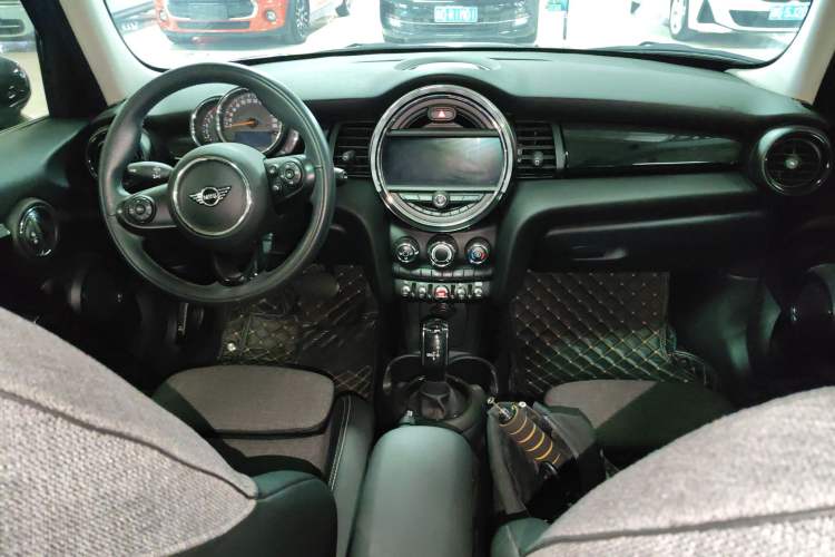 Used MINI 2019 1.5T COOPER Classic Edition Five-Door Version Center Console