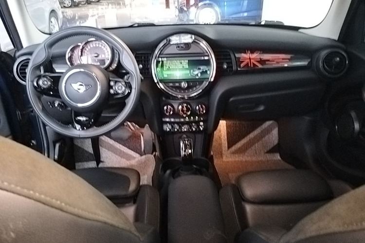 Used MINI 2019 1.5T COOPER Artist Five-Door Edition Center Console