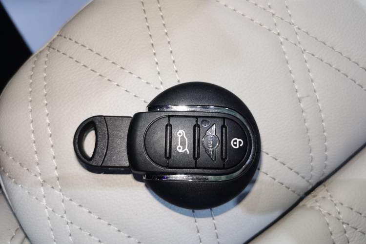Used MINI 2019 1.5T COOPER CABRIO Artist Interior 1