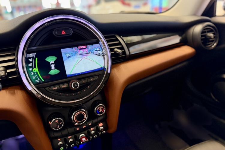 Used MINI 2019 1.5T COOPER Classic Edition Interior 10