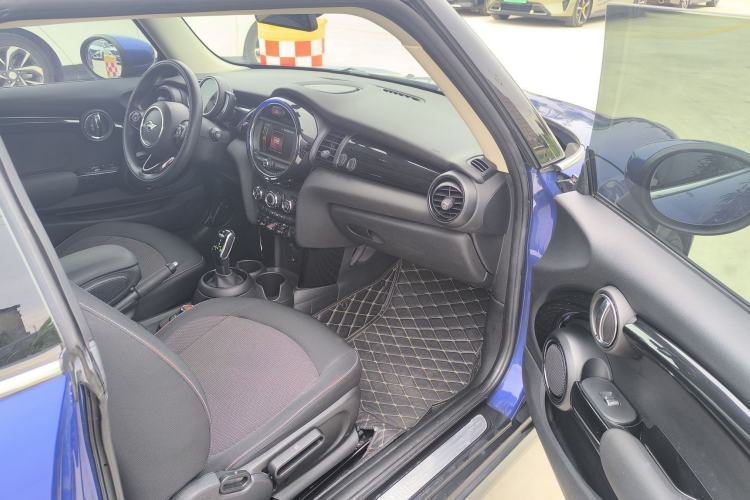 Used MINI 2019 1.5T ONE PLUS Interior 2