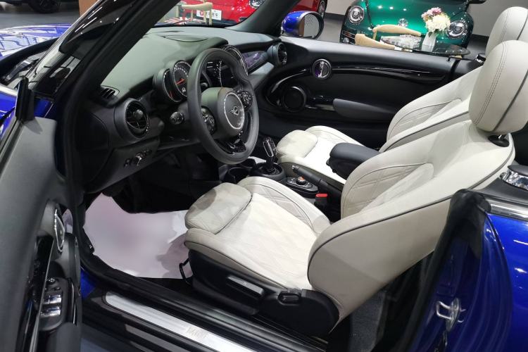 Used MINI 2019 1.5T COOPER CABRIO Artist Interior 3
