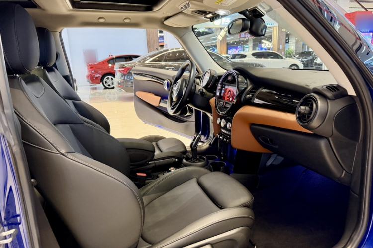 Used MINI 2019 1.5T COOPER Classic Edition Interior 4
