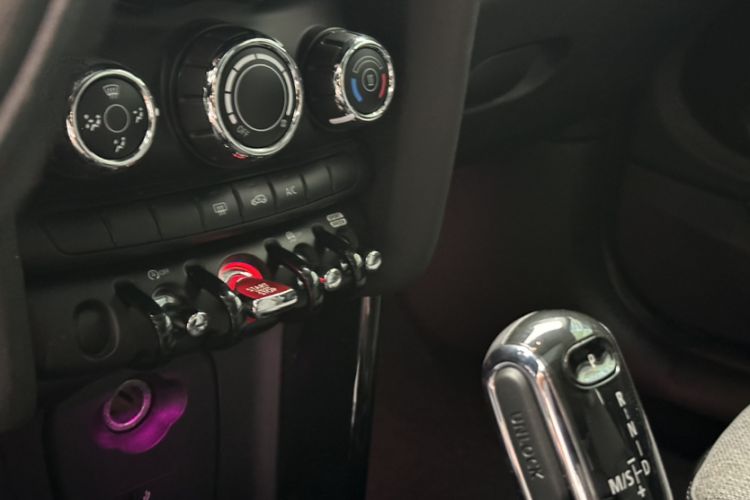 Used MINI 2019 1.5T COOPER Classic Edition Interior 4