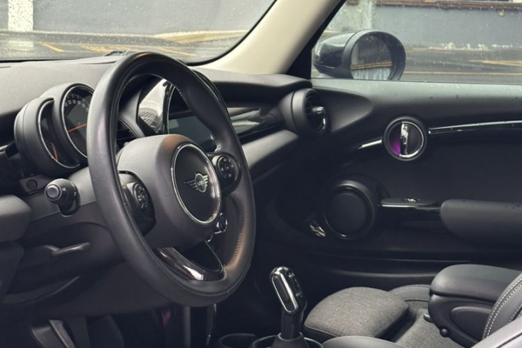 Used MINI 2019 1.5T COOPER Classic Edition Interior 5