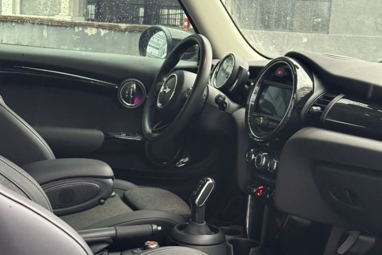 Used MINI 2019 1.5T COOPER Classic Edition Interior 7