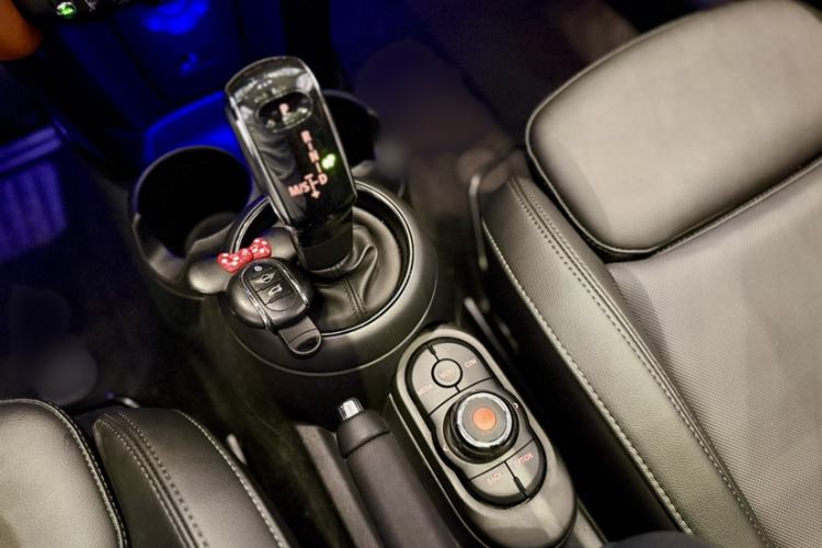 Used MINI 2019 1.5T COOPER Classic Edition Interior 9