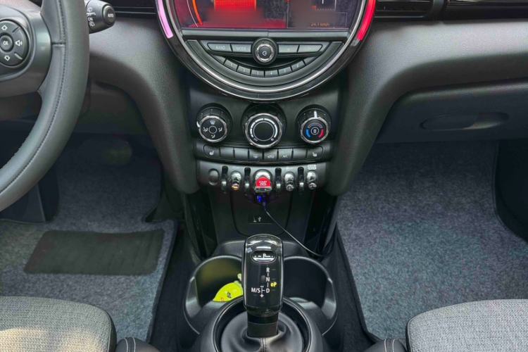 Used MINI 2019 1.5T COOPER Classic Edition Five-Door Version Interior 9
