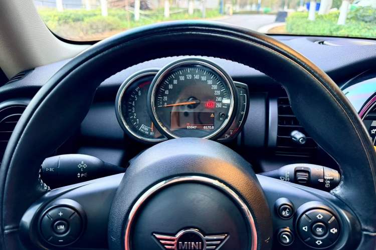 Used MINI 2019 1.5T ONE Odometer Close Up