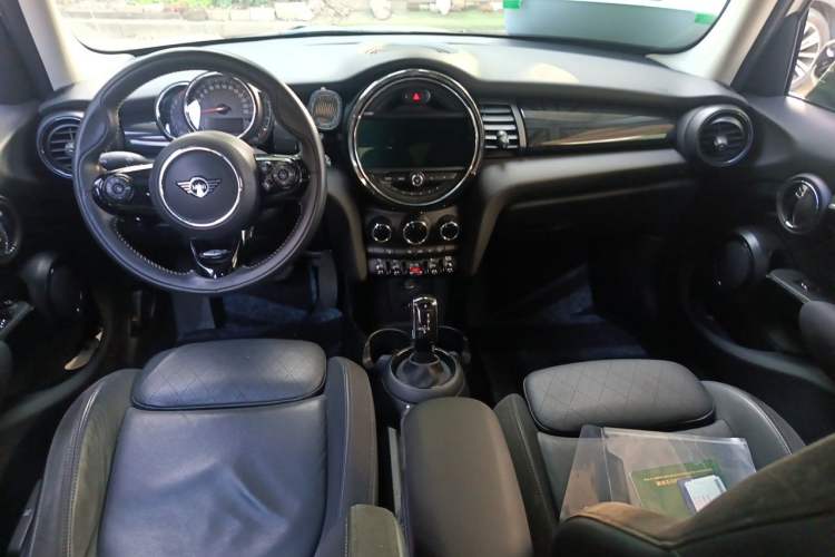 Used MINI 2019 1.5T COOPER Artist Five-Door Edition Center Console