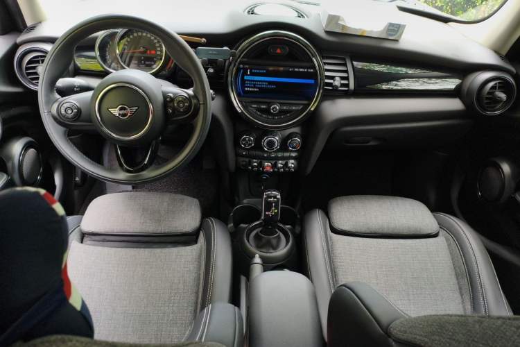 Used MINI 2019 1.5T COOPER Classic Edition Five-Door Version Center Console