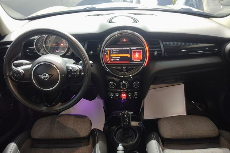 Used MINI 2019 1.5T COOPER Classic Edition Five-Door Version Center Console