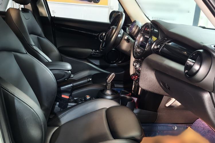 Used MINI 2019 1.5T COOPER Classic Edition Five-Door Version Interior 2
