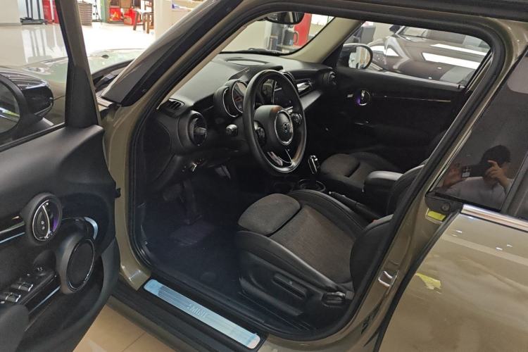 Used MINI 2019 1.5T COOPER Classic Edition Five-Door Version Interior 3