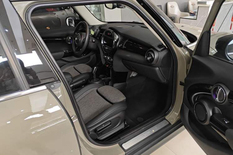 Used MINI 2019 1.5T COOPER Classic Edition Five-Door Version Interior 6