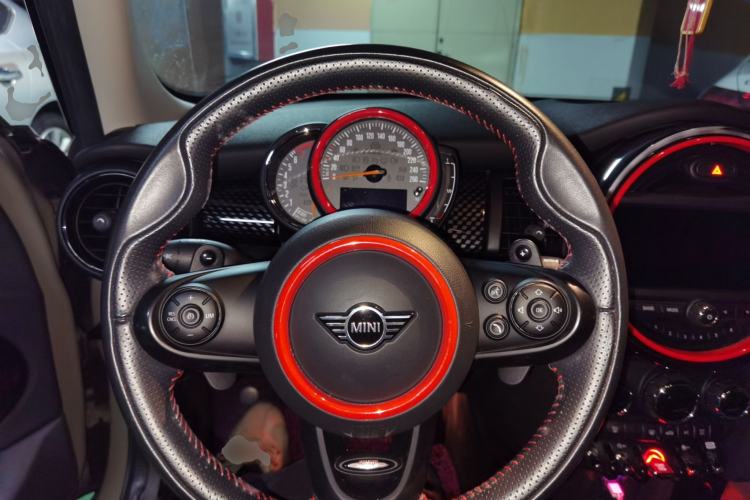 Used MINI 2019 2.0T COOPER S Classic Edition Five-Door Model Steering Wheel