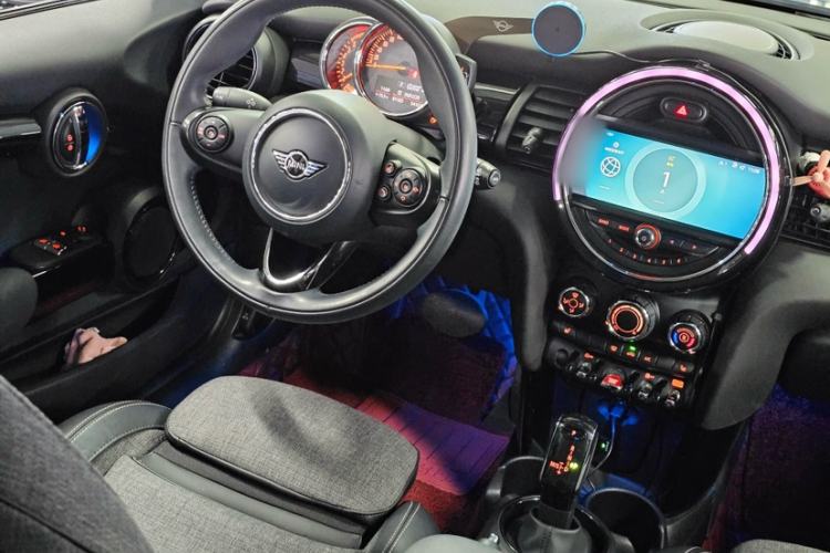 Used MINI 2019 1.5T COOPER Classic Edition Interior 4