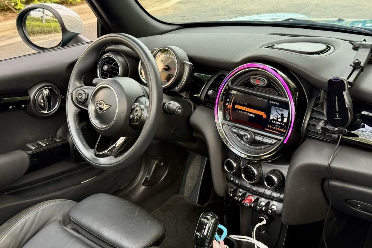 Used MINI 2019 1.5T COOPER CABRIO Classic Edition Interior 4