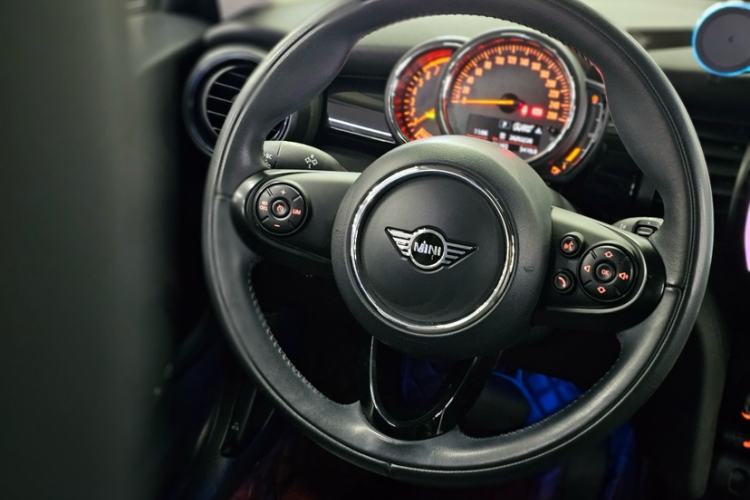 Used MINI 2019 1.5T COOPER Classic Edition Interior 7