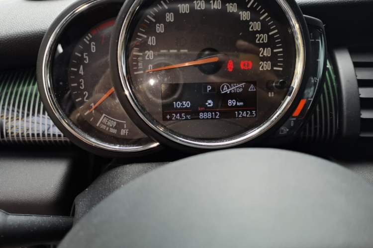 Used MINI  Odometer Close Up