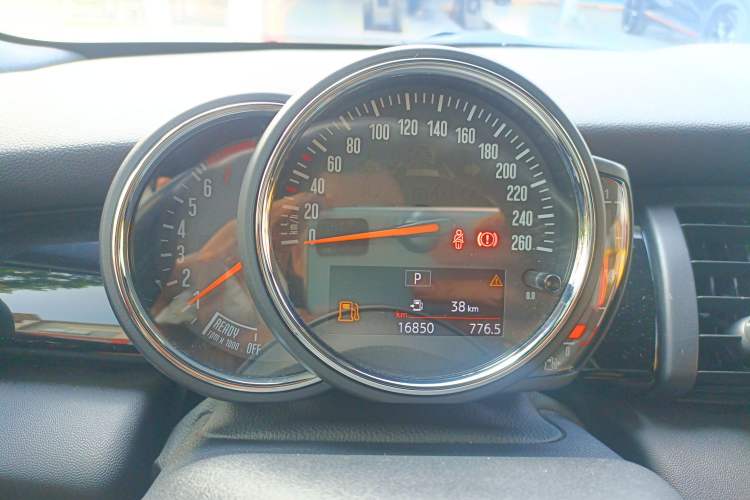 Used MINI 2019 1.5T COOPER CABRIO Classic Edition Odometer Close Up